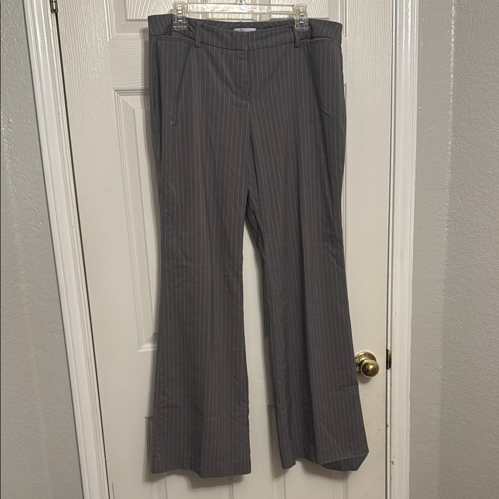 💥5/$25 New York & Company Gray Flare Pants for Versatile Style